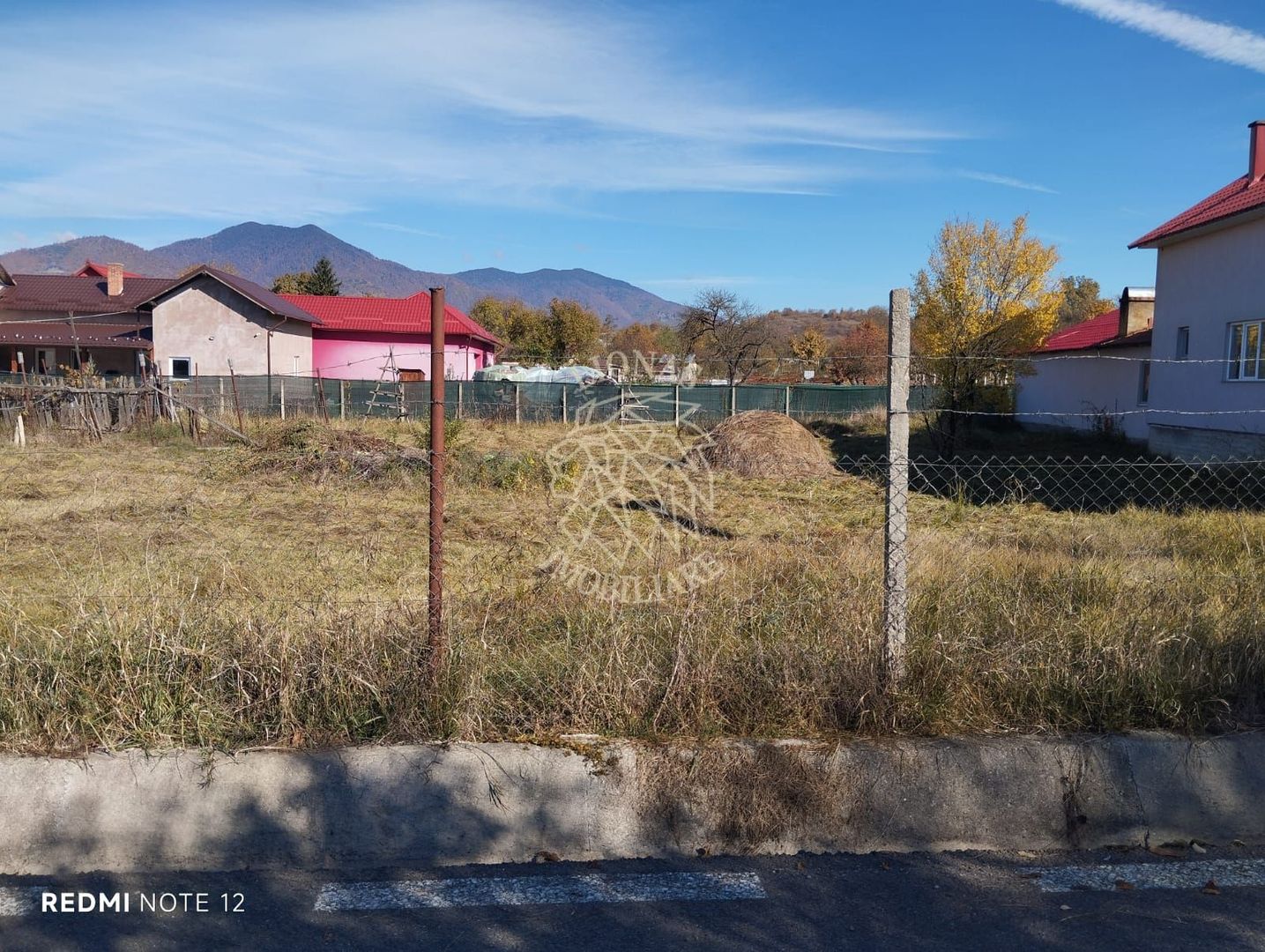 Teren intravilan 1000 mp la drum asfaltat-utilitati-Josenii Bargaului - Poză 1