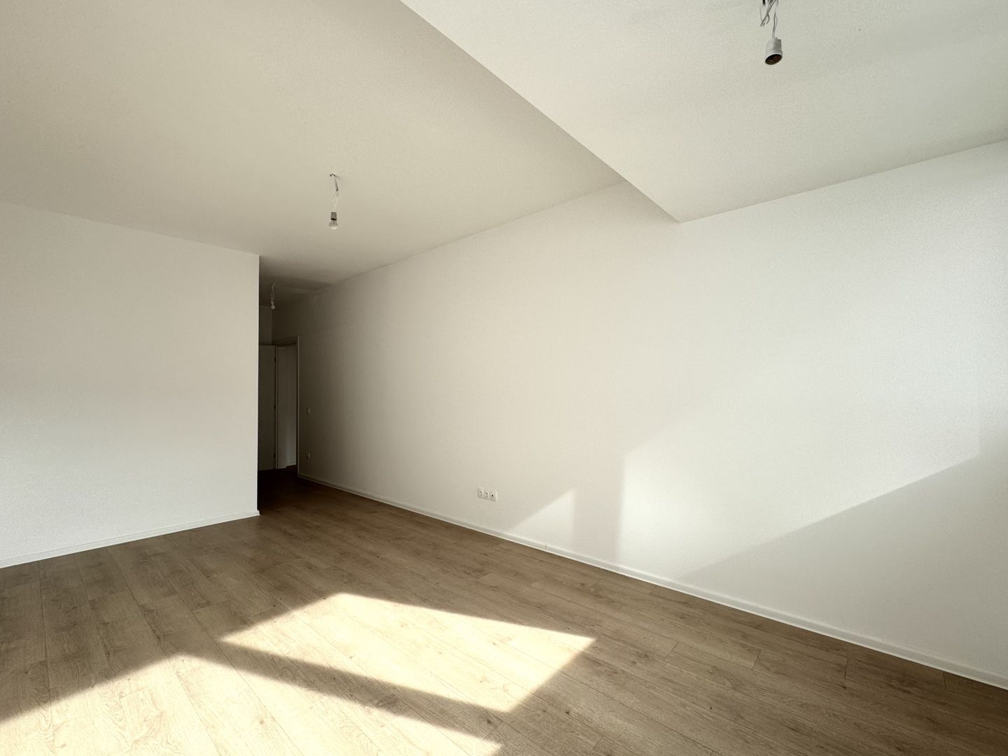 3 camere. Dormitor matrimonial cu baie en-suite. 83 mp Utili. - Poză 7