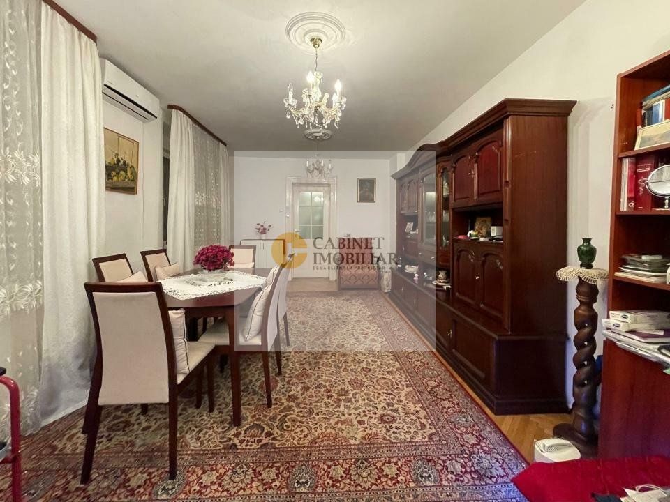 Vilă Spațioasă cu 7 Camere in Domenii – Locație Excelentă - Poză 1