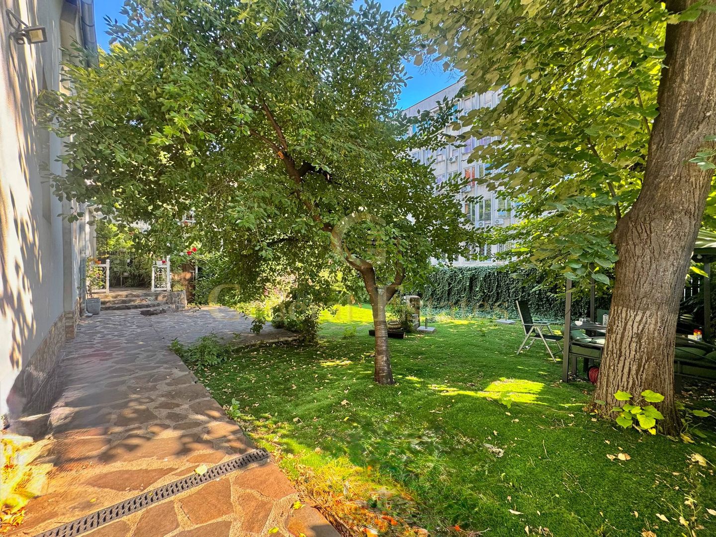 Spre Vânzare Proprietate remarcabilă cu 6 camere în inima Iașului ! - Poză 18