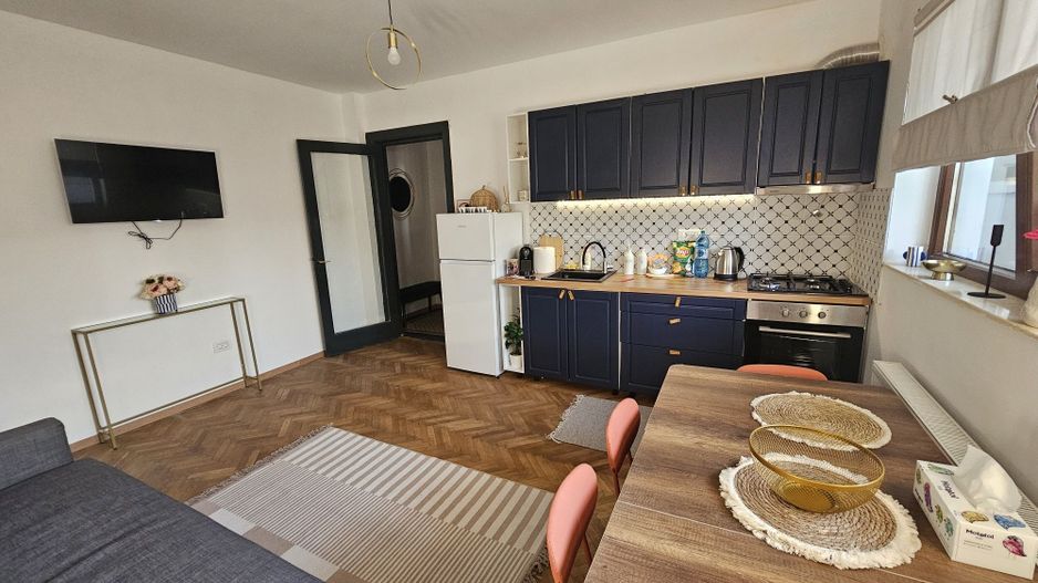 Apartament 4 camere ultracentral, renovat si mobilat, terasă spațioasă. - Poză 1
