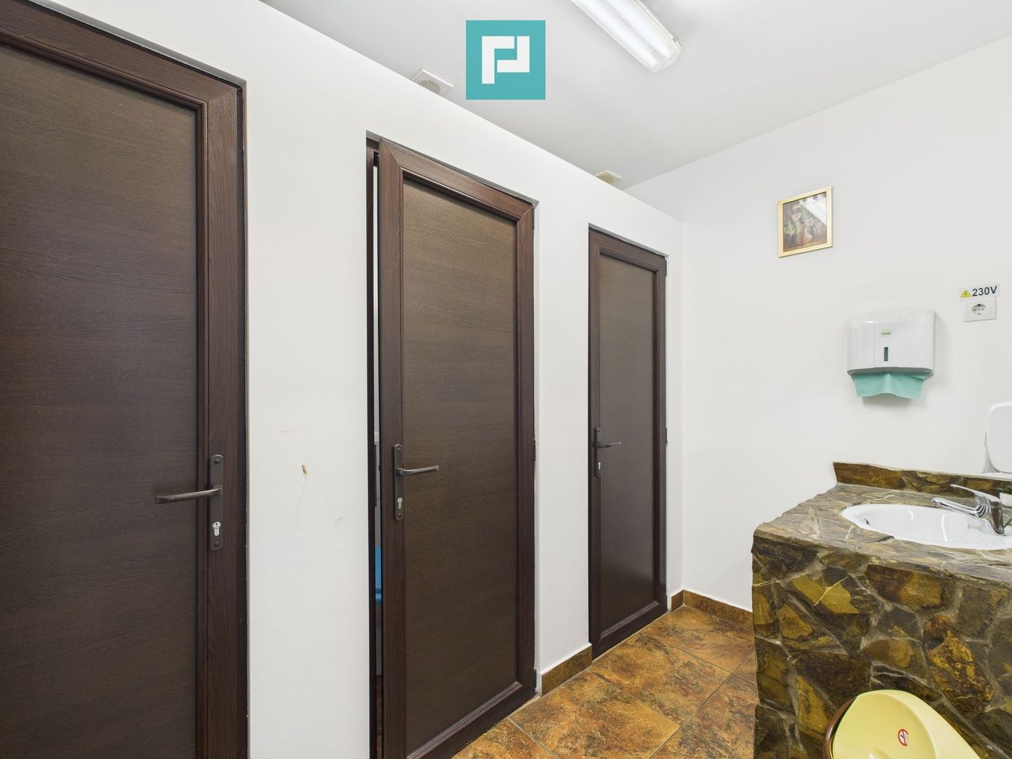 Casă și clădire de apartamente la Orțișoara - Poză 18