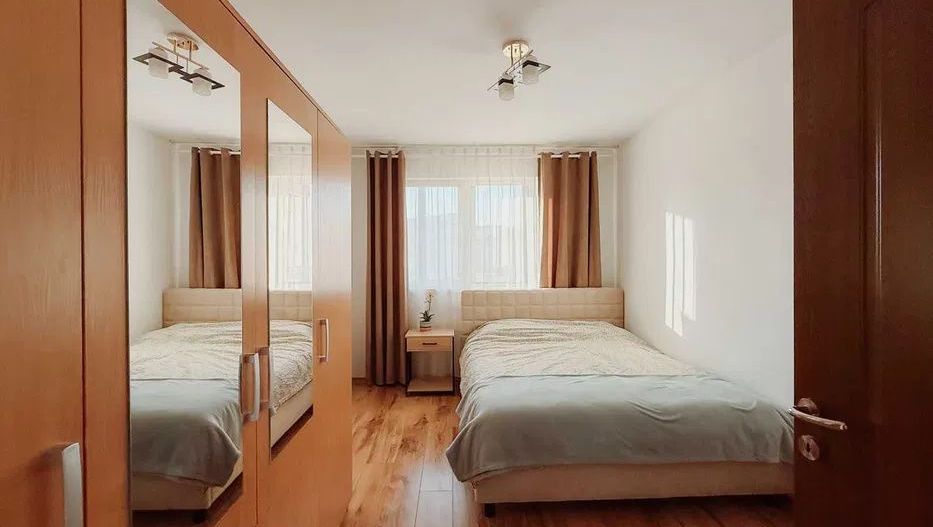 Apartament de vanzare, 2 camere, etaj intermediar, balcon, parcare - Poză 2