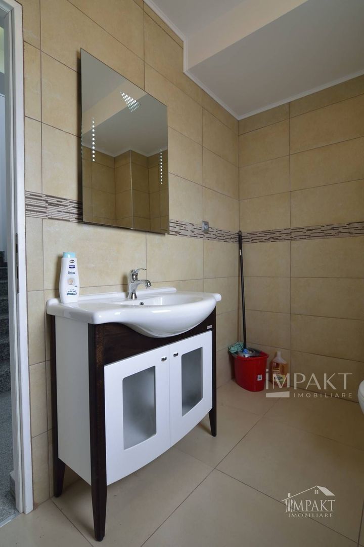 Casa cuplata cu 6 camere si curte in cartierul Intre lacuri. - Poză 16