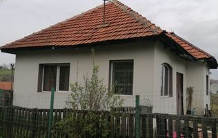 Casă de vânzare în Cerisor – liniște, natură și teren generos!