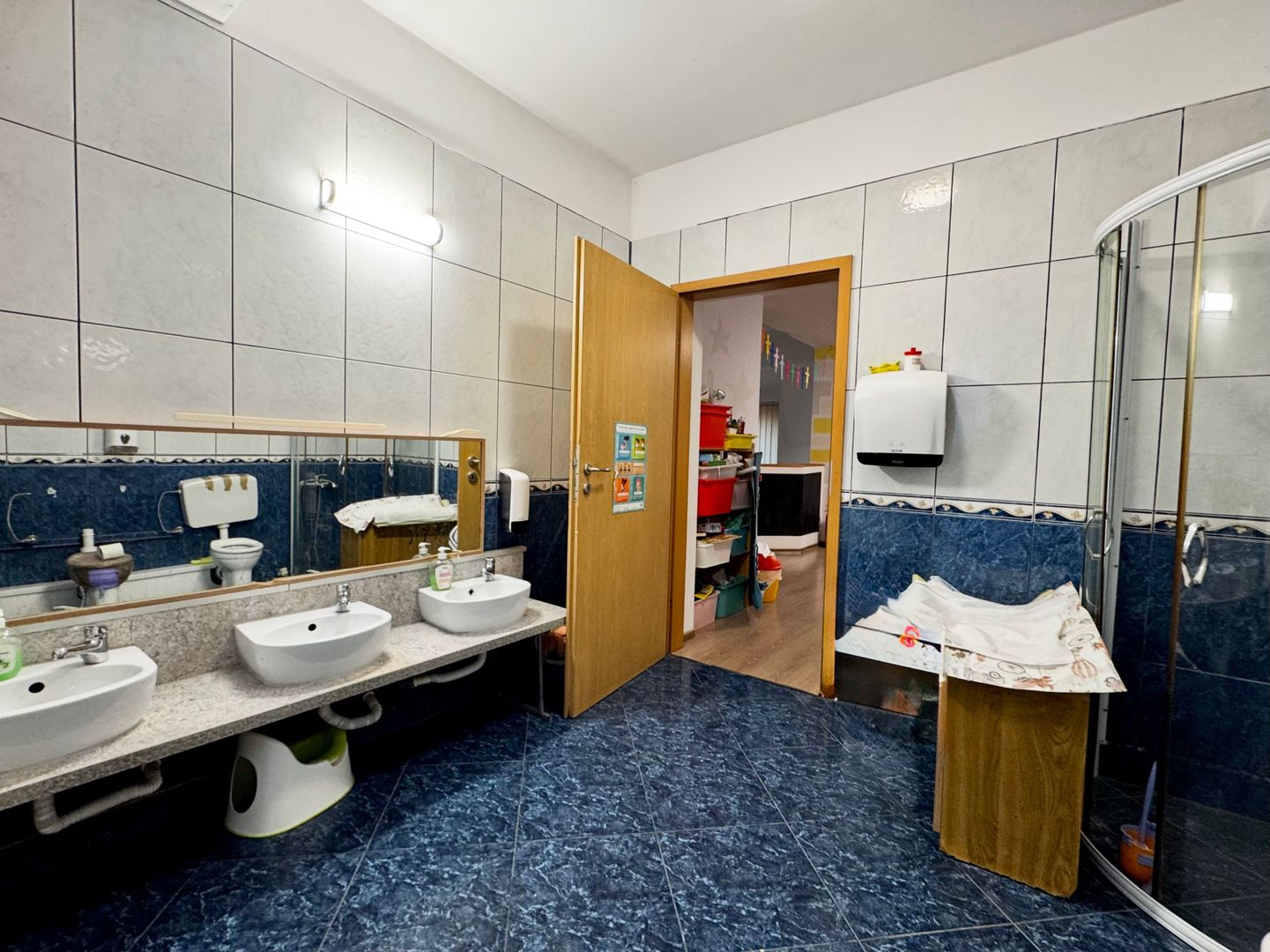 Casa spațioasă, cu spațiu comercial, locuri de parcare - Aradului Vest - Poză 14