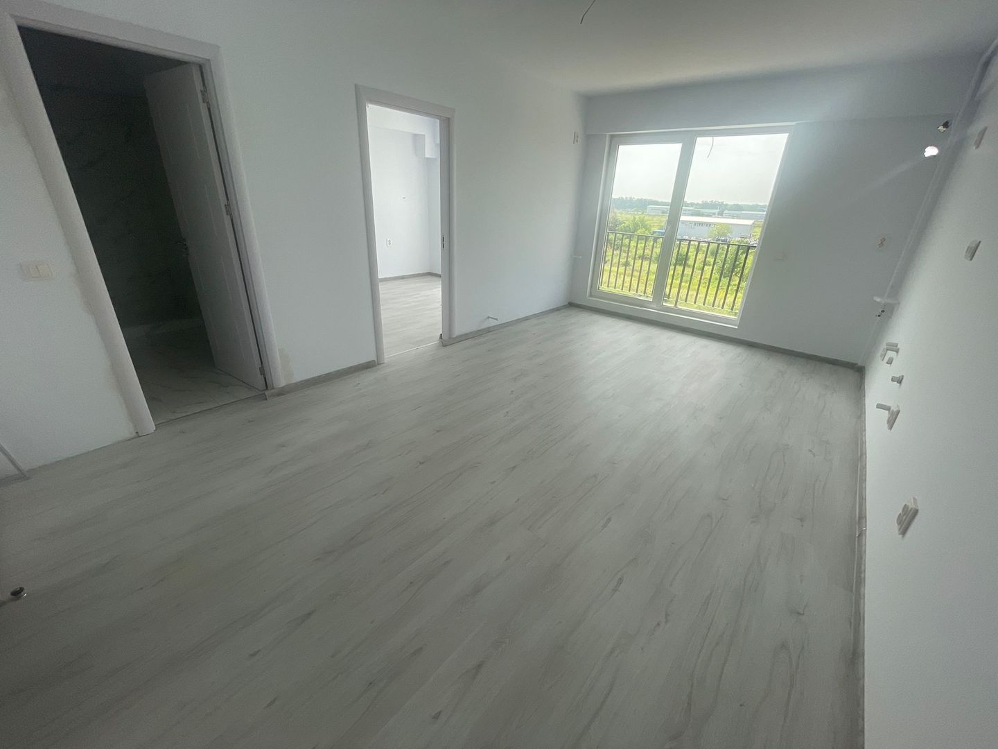Apartament 3 camere Otopeni - NOU, ultrafinisat, TVA + Parcare incluse - Poză 2
