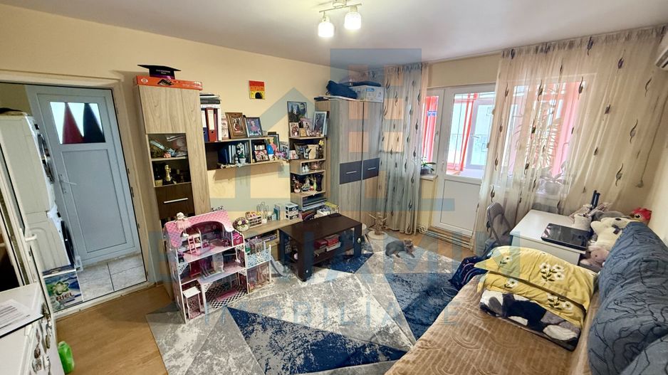 3 camere - etaj 3 - 52mp - renovat - centrala - apa - Craiovita Noua - Poză 1