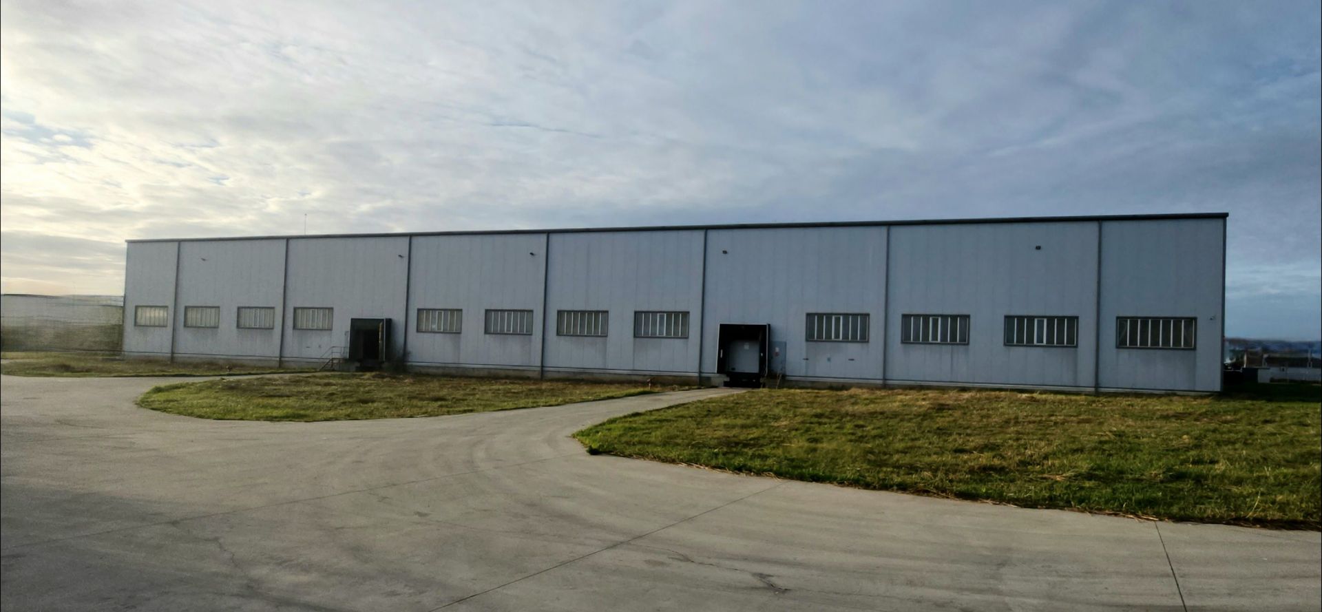 Hala pentru producție/ depozitare zona Nord -Vest - Poză 1