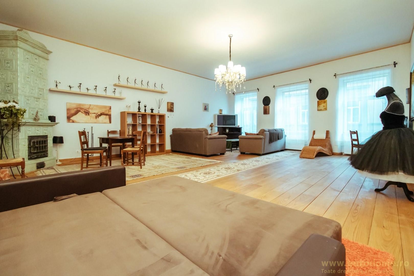 Piata Sfatului, apartament  deosebit, luminos, cu priveliște frumoasă - Poză 2