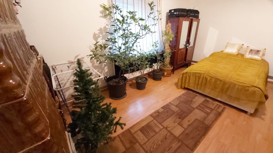 Casa de vanzare cu teren generos - Poză 2