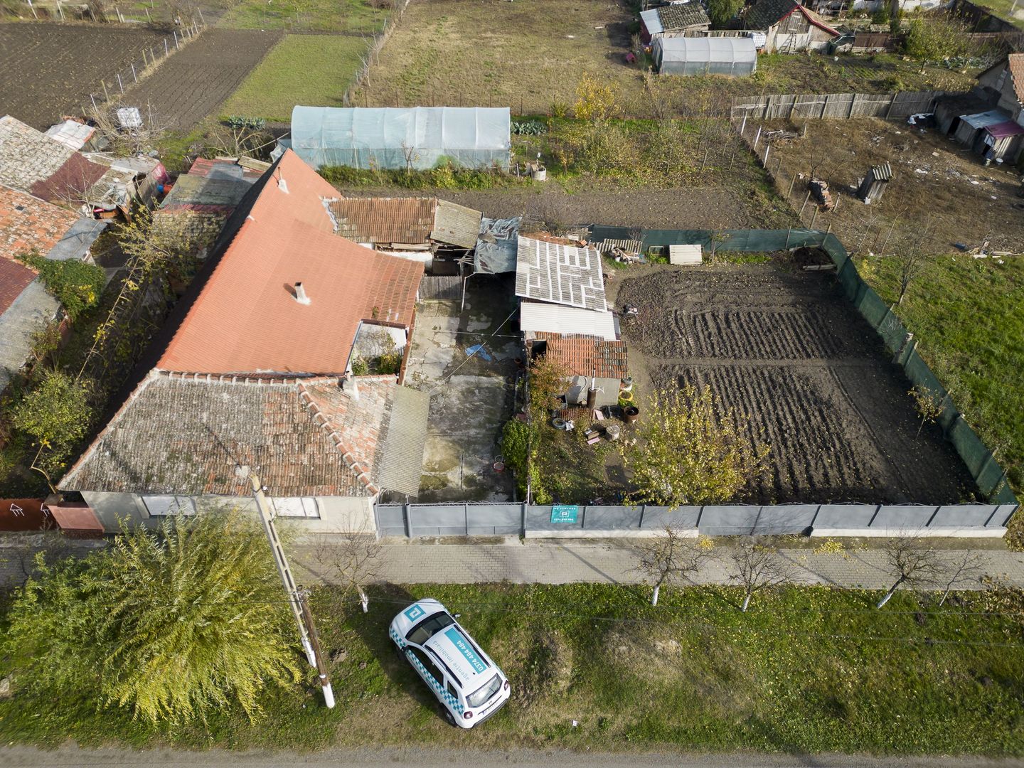 Casă cu front stradal generos Șeitin, județul Arad - Poză 11