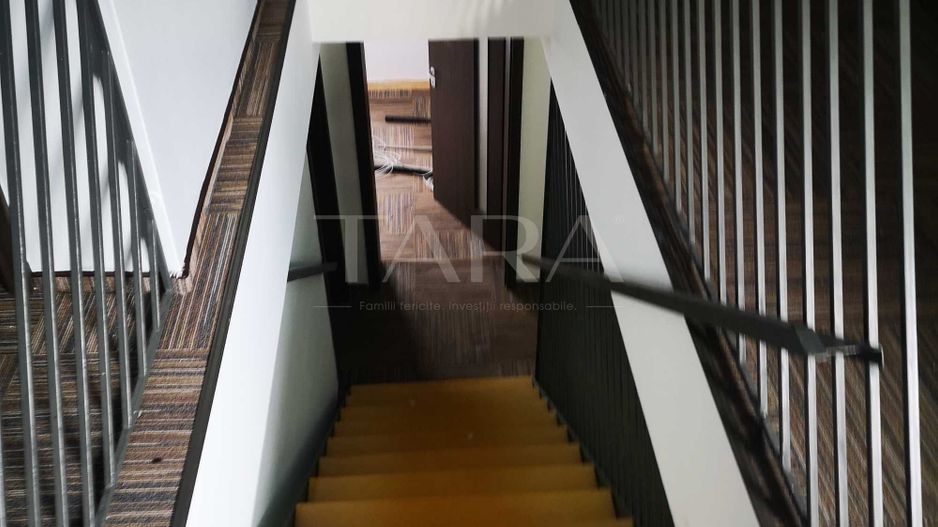 Casă spațioasă, ideală pentru locuință sau afacere - Poză 3