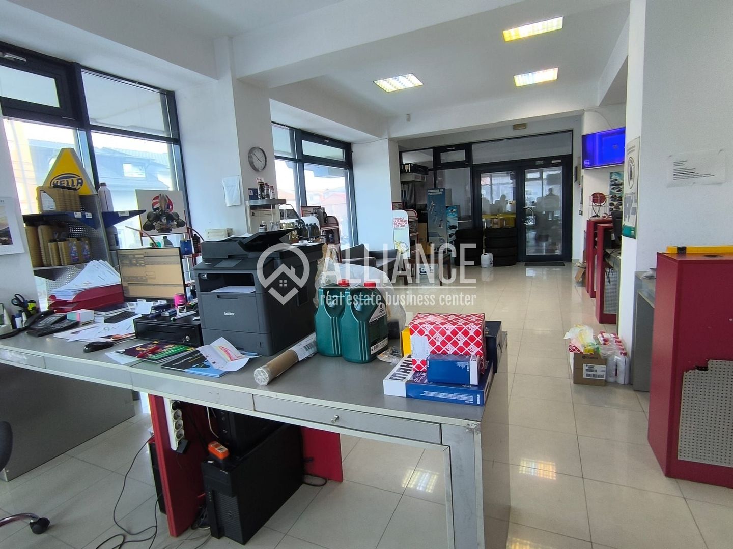 CENTRU ATELIERELOR - Spatiu comercial cu suprafata vitrata mare ! - Poză 5