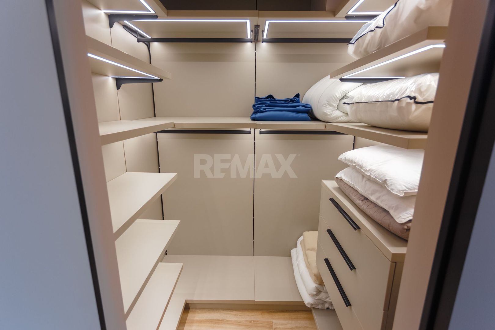 De închiriat apartament, 3 dormitoare + terasă, str. Teatrală 3, Centru. - Poză 21