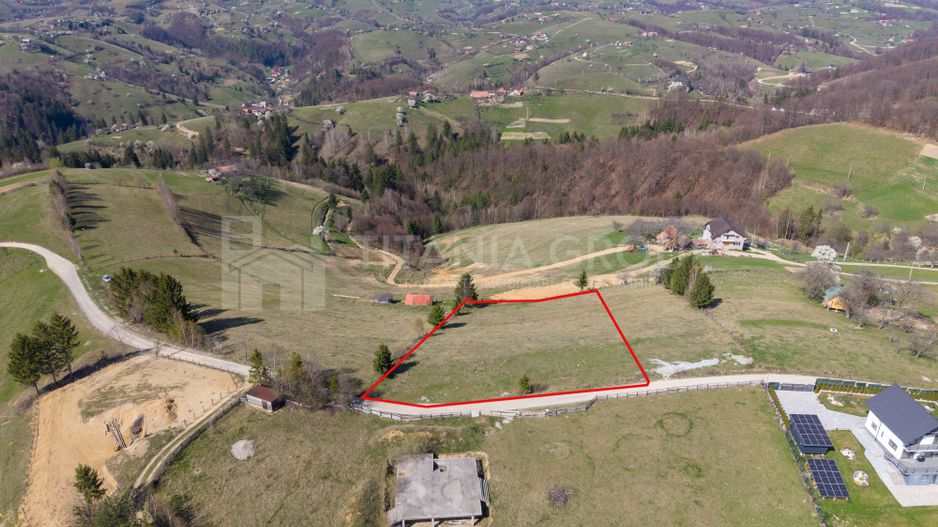 Teren intravilan în Poiana Mărului, 3.791 mp cu priveliste panoramica - Poză 4