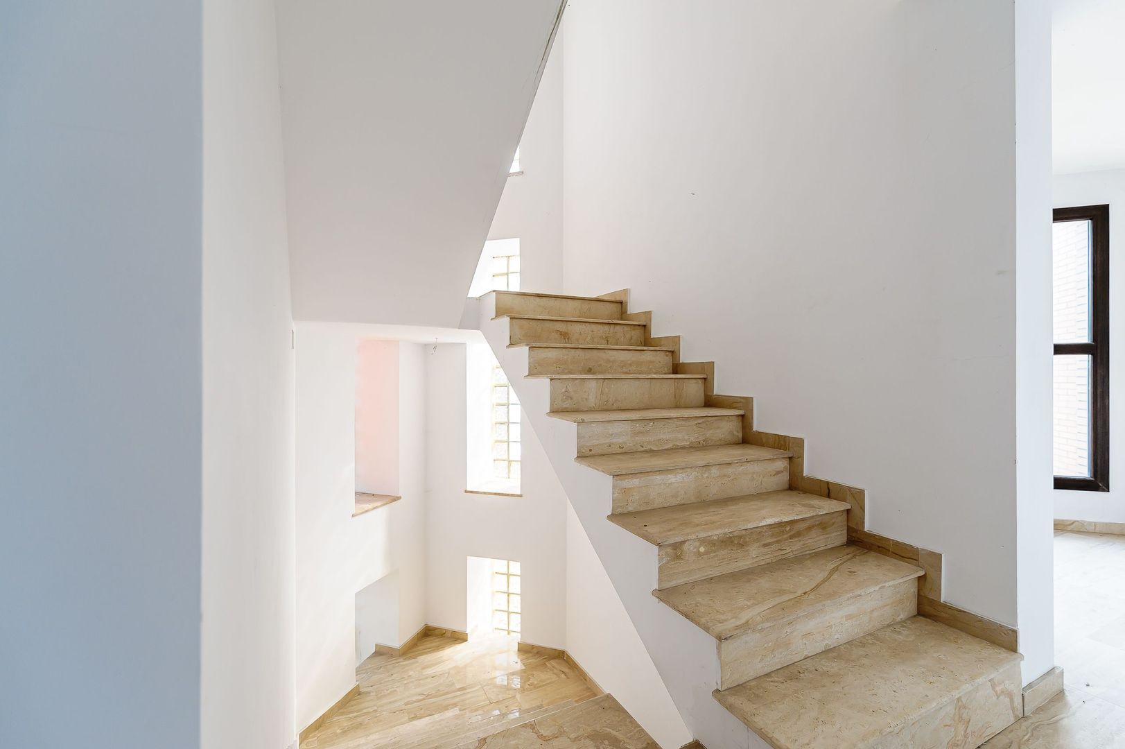 Clădire comercială în zona Grădiște. - Poză 40