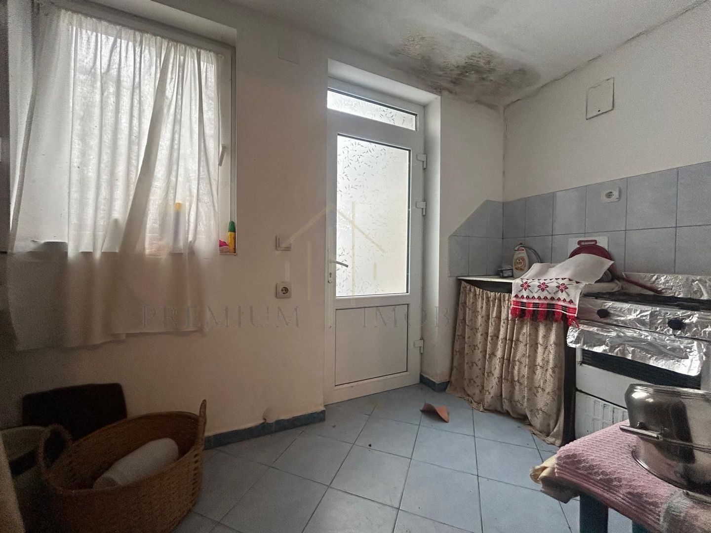 Casă batraneasca+ teren 999 mp intravilan în Oituz - Poză 6