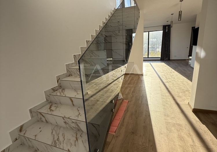 Casă cu 5 camere - Poză 2