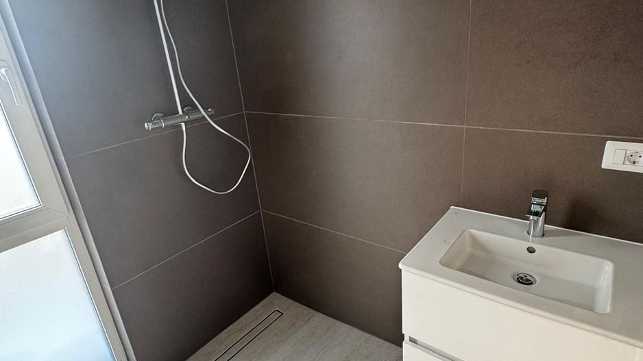 Duplex despărțit prin perete dublu/ Garaj - Poză 10