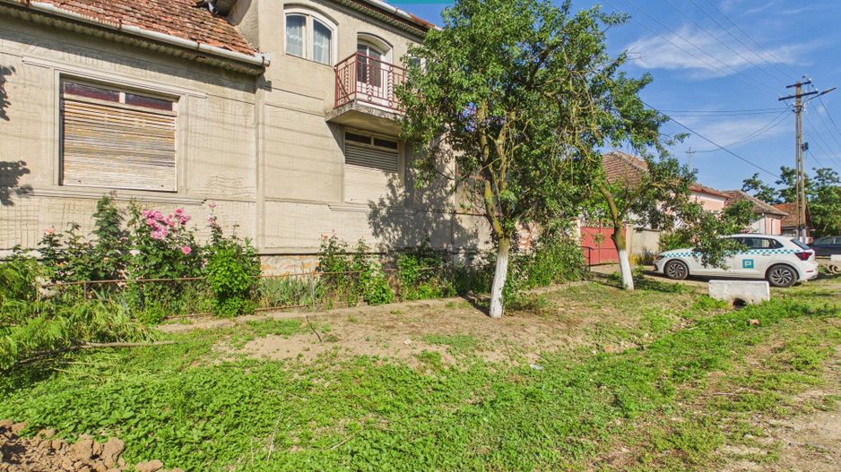 Casă cu 4 camere și teren de 2880 mp în Fiscut - Poză 1