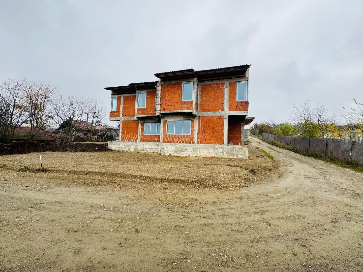 Duplex de vanzare zona dealuri - Poză 1