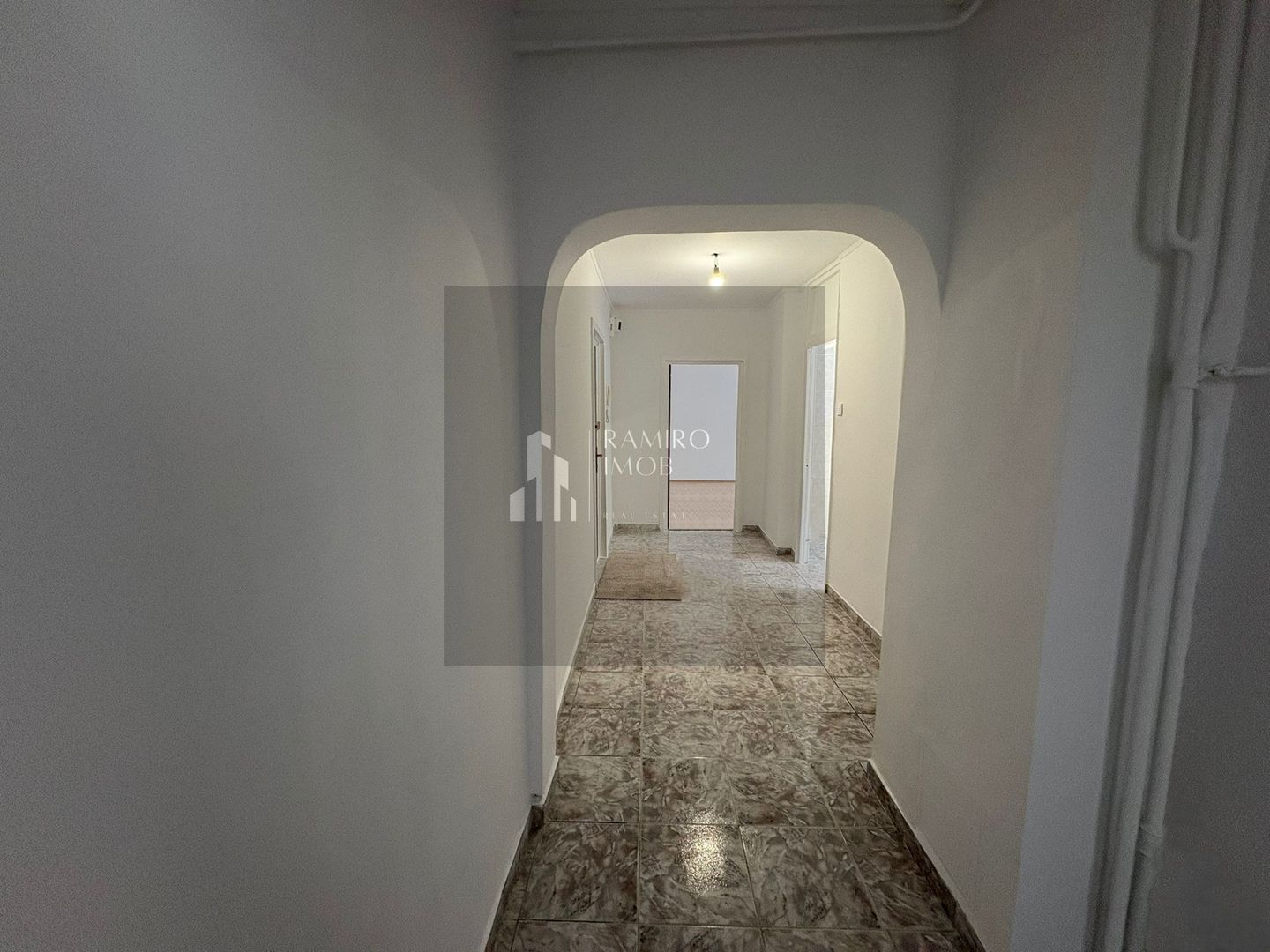 Apartament 2 camere decomandat an 1990 - metrou Eroii Revolutiei - Poză 2