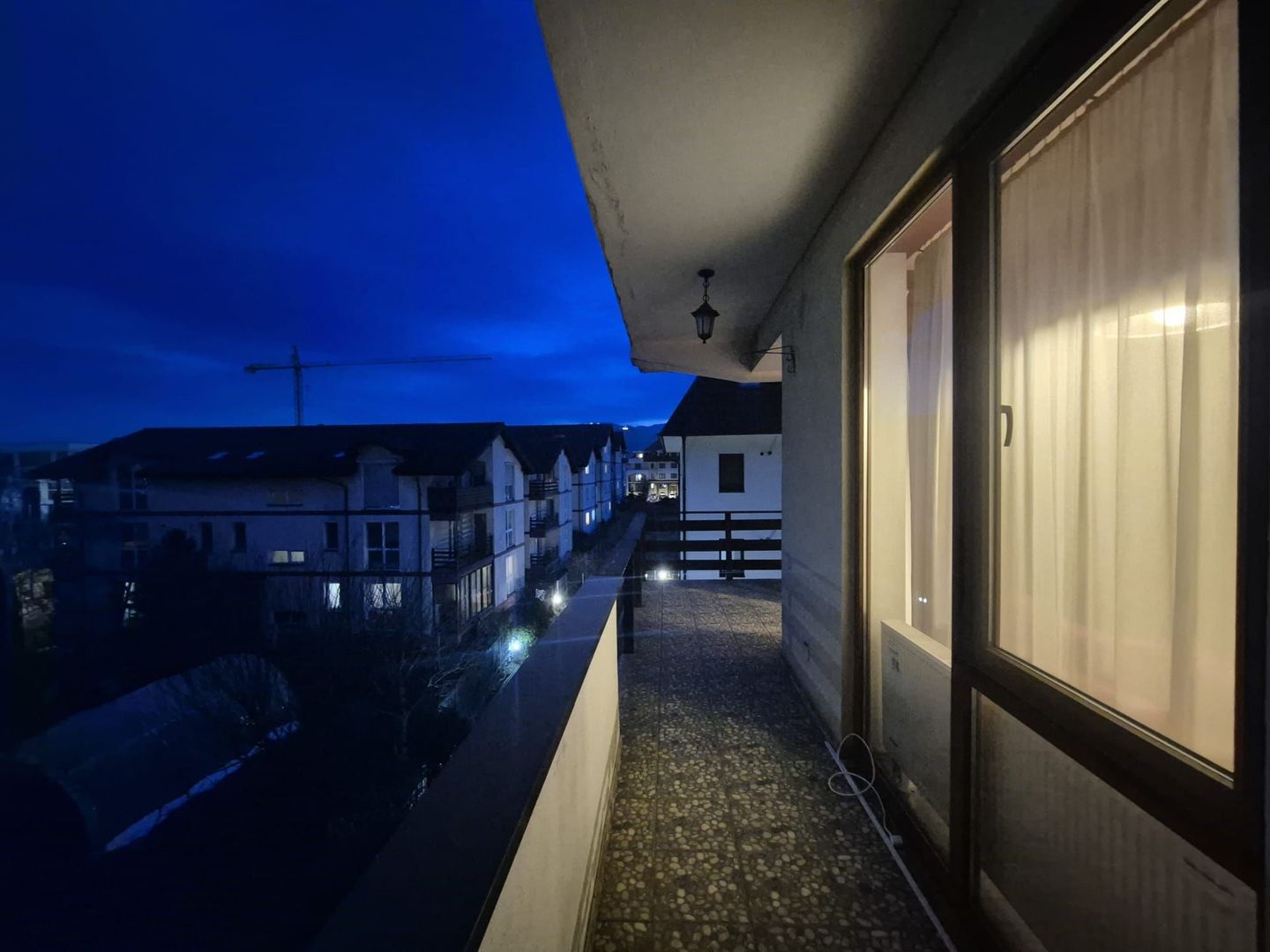 Bloc nou, sectiune mare, apartament 3 camere cu semineu, terasă mare si garaj - Poză 1