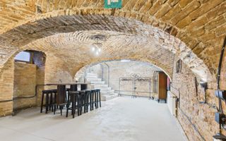 Eleganță subterană - pivniță exclusivistă Arad - Poză 7