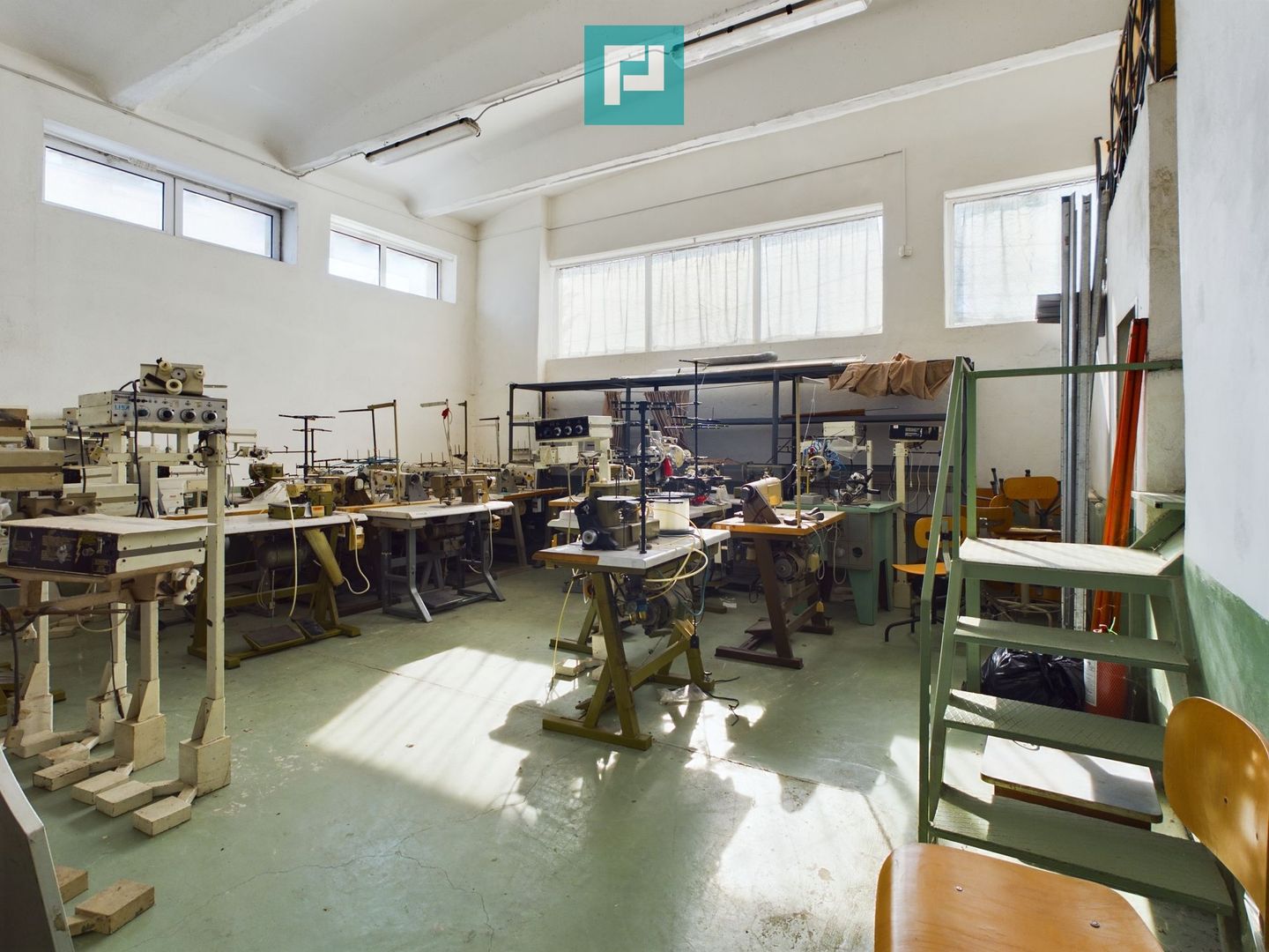 Spațiu industrial cu platformă betonată și teren - Poză 8