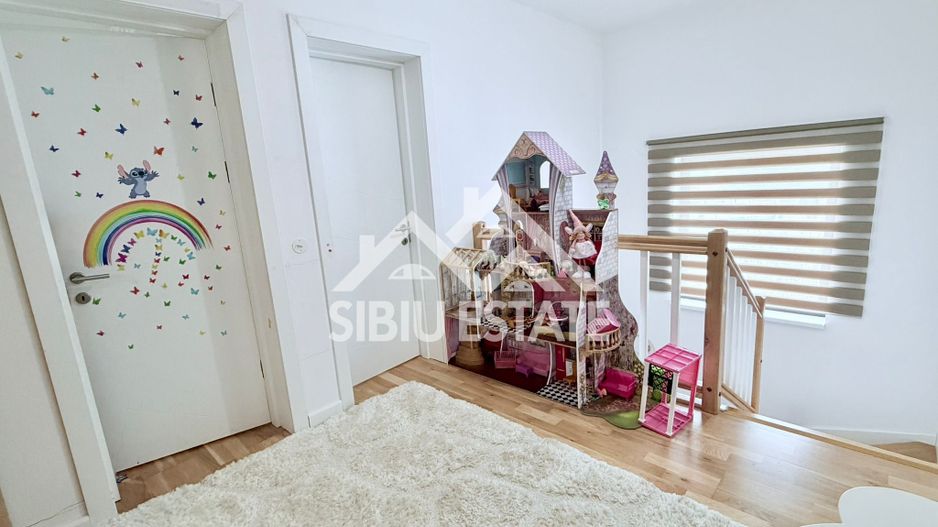 Duplex elegant cu 5 camere, 2 bai, curte in Cristian - Poză 12