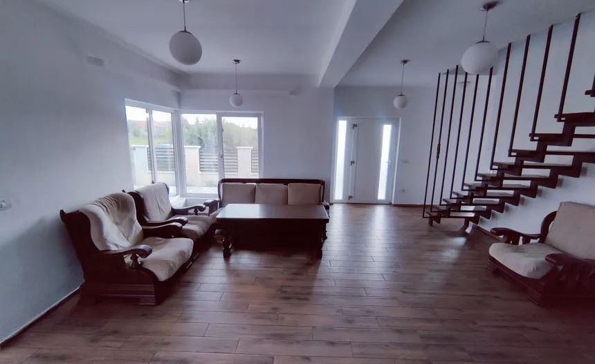 Vilă cu terasă de vis, mansardă cochetă și confort deplin I Sacalaz - Poză 3