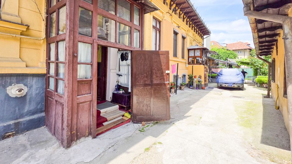Apartament 3 Camere în Casă | Bd. Dacia 127 | Garaj + Curte - Poză 1