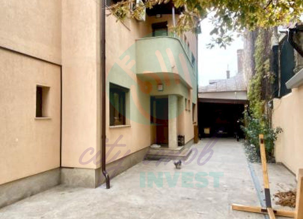 Vila cocheta cu teren de 400 mp - Poză 3