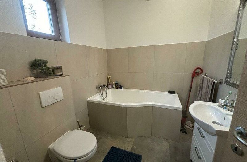 Vilă cu 4 camere de vânzare Dumbravita 144 mp - Poză 9