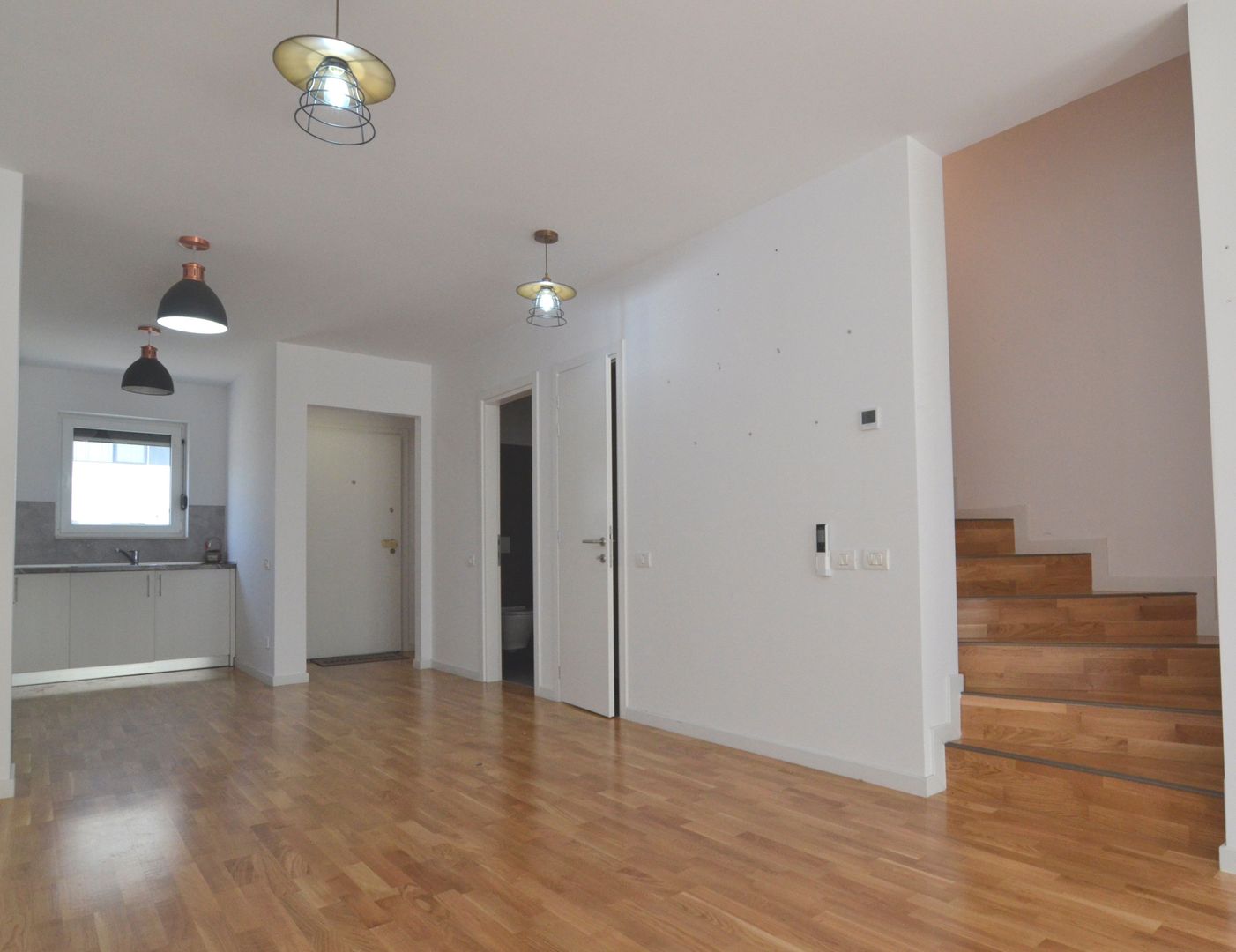 Inchiriem casa insiruita 5 camere partial mobilata - Poză 4