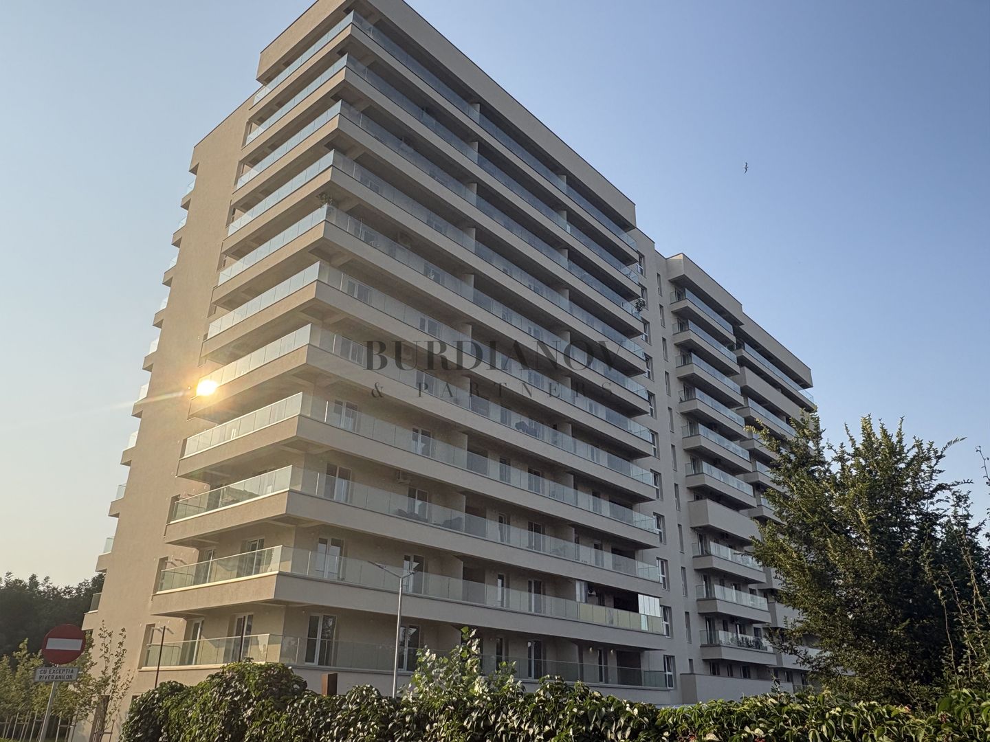 Apartament cu 3 camere - două băi - Etalon Lacul Morii - Vedere Lac - Poză 1