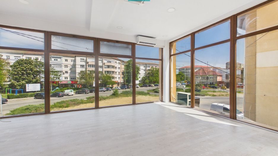 Spațiu comercial renovat, vitrină 8 m, Etaj 1 - Poză 2
