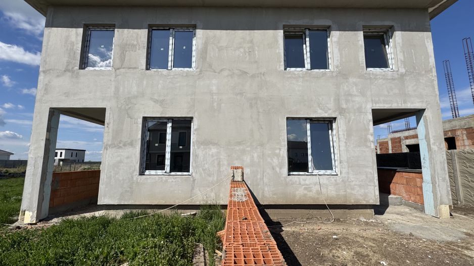 Sacalaz, 1/2 Duplex pe Etaj, 4 Camere,2 Bai,Terasa Acoperita - Poză 1