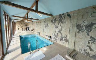 Vila de vanzare in APA-NORD  cu 2 Piscine/Zona de Relaxare/Acces lac - Poză 5