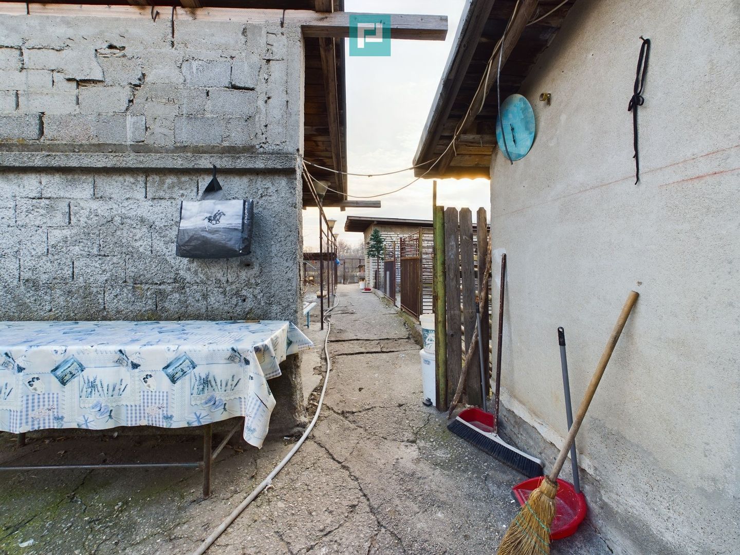 Casa modesta, 2500 mp teren, Domnesti - Poză 12