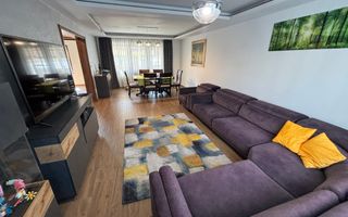 Casa generoasa LA CHEIE, curte 200 mp in Selimbar - Poză 1