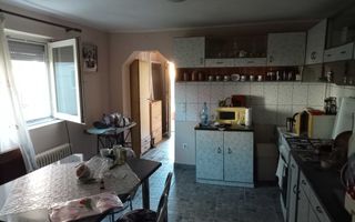 De vânzare casa cu mansardâ pe Strada Rodnei - Poză 3