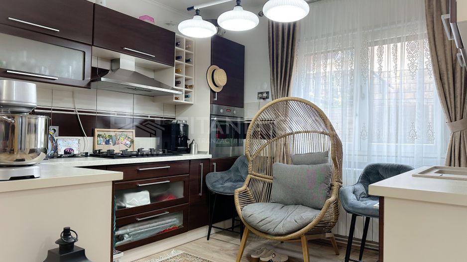 Vilă elegantă în Sinaia pe Calea Prahovei - Poză 9