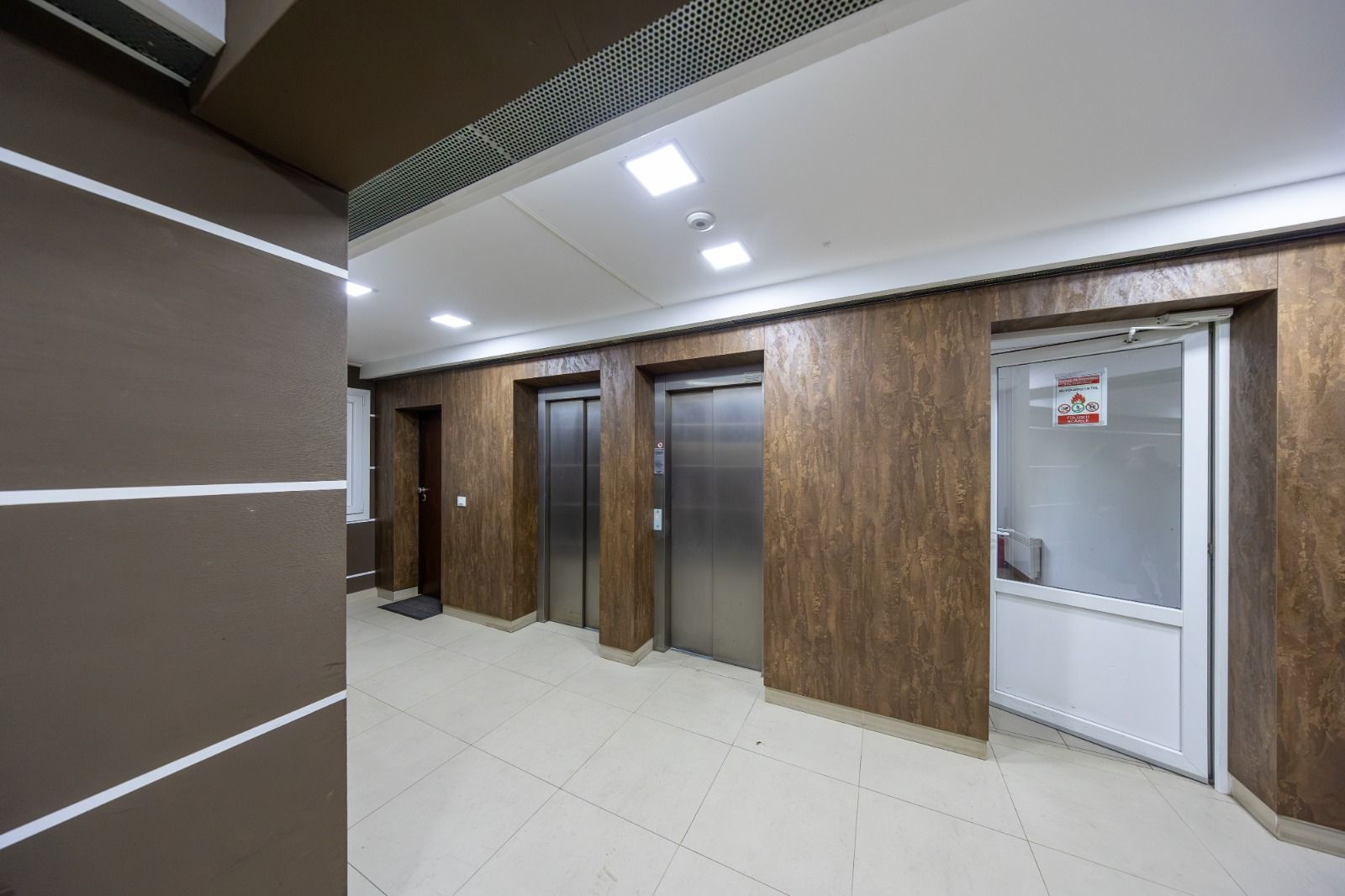 Apartament cu doua camere modern ,cu boxa in Top City - Poză 19