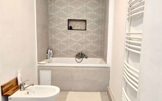 Un apartament care îți oferă orașul la un pas și vedere la Bega - Poză 17