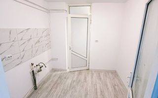 Liber, apartament 3 camere Nicolina 1, renovat modern, baie cu geam - Poză 11
