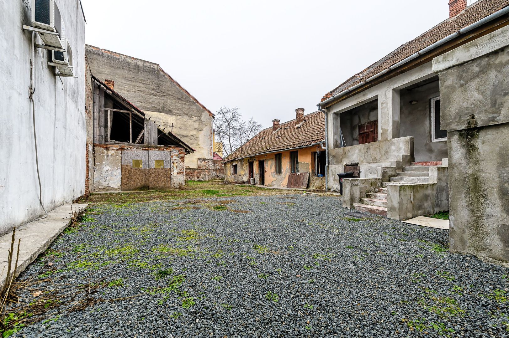 VANDUT! Casa din caramida - teren 612 mp - Centru Arad - COMISION 0% - Poză 2