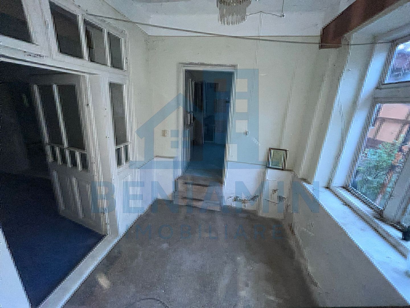 Casă cu personalitate și teren generos in Livezi, comuna Podari - Poză 3