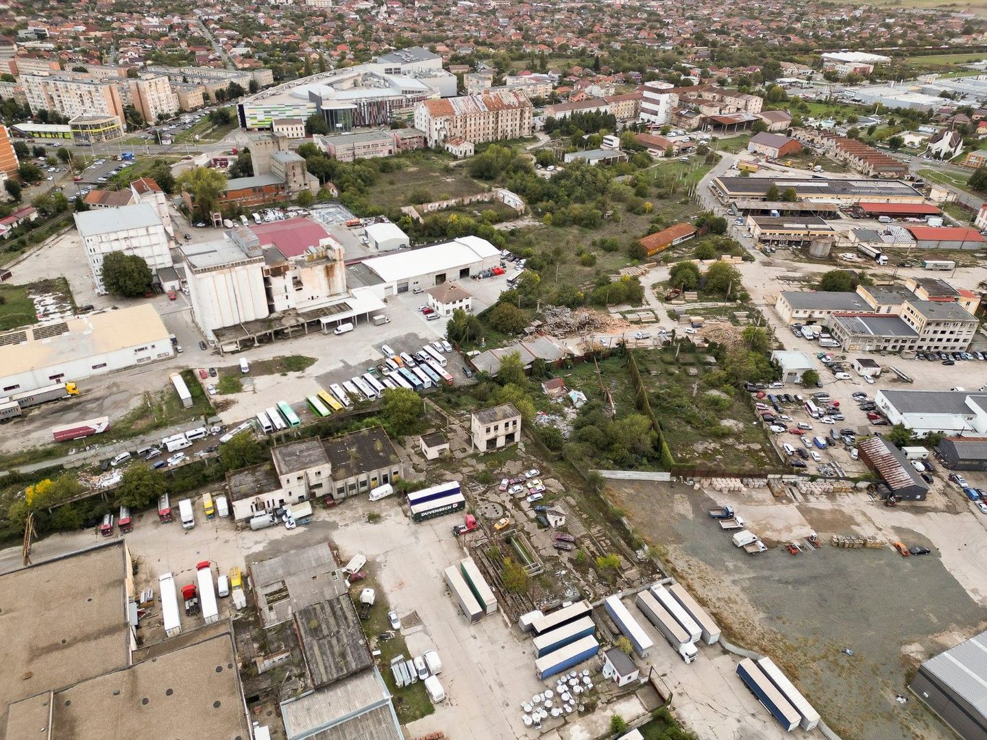 Oportunitate! Teren 6820mp cu clădiri industriale pe strada Poetului, Arad - Poză 1